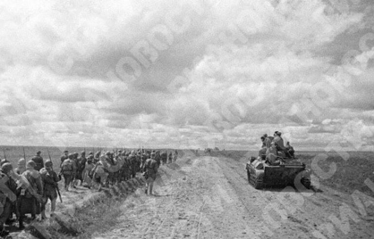 Июль 1943 года. Резервные воинские части идут на фронт.