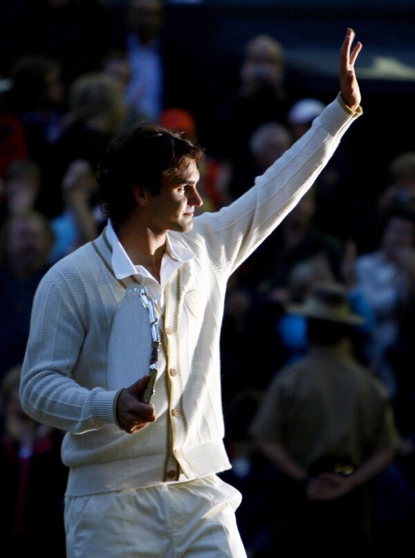 Рафаэль Надаль обыграл Роджера Федерера, прервав пятилетнюю гегемонию швейцарца на кортах Всеанглийского лаун-теннисного клуба.