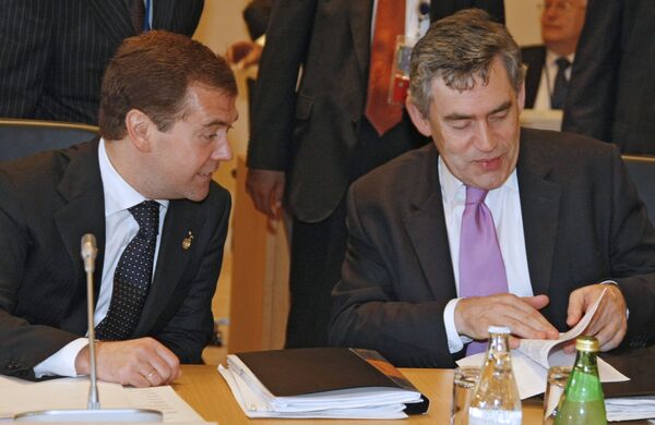 Президент России Дмитрий Медведев и премьер-министр Великобритании Гордон Браун (слева направо) во время заседания глав государств и правительств группы восьми в расширенном формате в отеле Виндзор на острове Хоккайдо