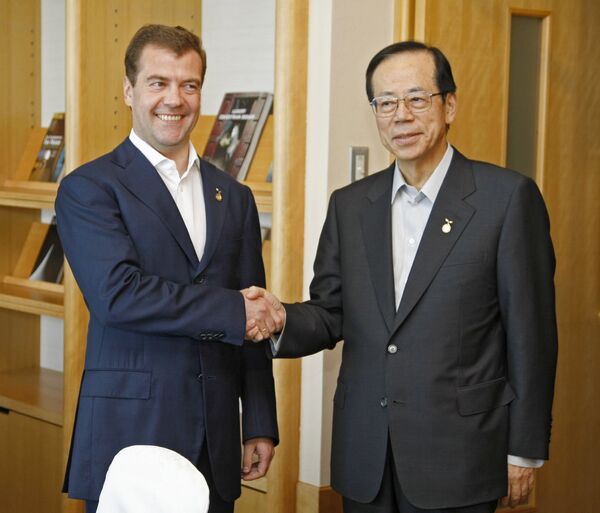 Президент России Дмитрий Медведев и премьер-министр Японии Ясуо Фукуда (слева направо) во время встречи в рамках саммита группы восьми в отеле Виндзор на острове Хоккайдо