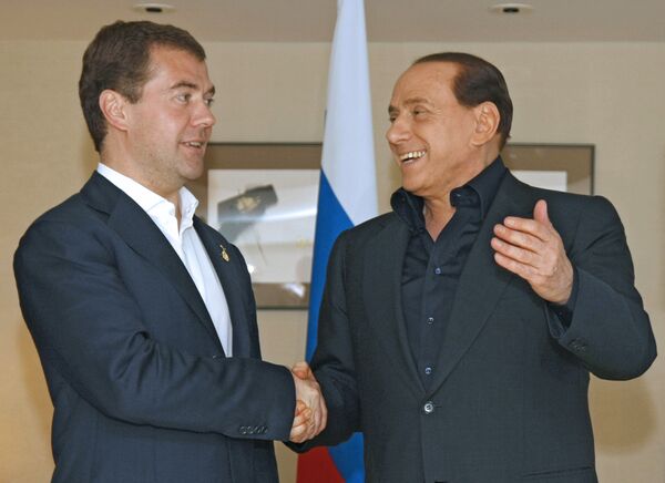 Президент России Дмитрий Медведев и премьер-министр Италии Сильвио Берлускони (слева направо) во время встречи в рамках саммита группы восьми в отеле Виндзор на острове Хоккайдо