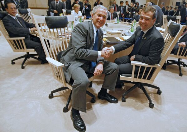 Президенты России и США Дмитрий Медведев и Джордж Буш. Архив