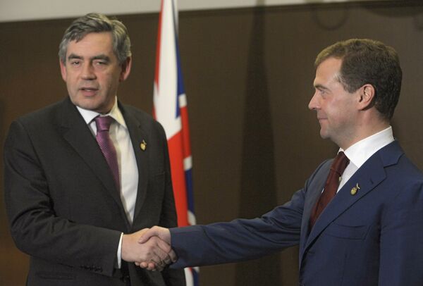 Премьер-министр Великобритании Гордон Браун и президент России Дмитрий Медведев (слева направо) во время встречи в рамках саммита G8 в гостинице Виндзор на острове Хоккайдо в Японии