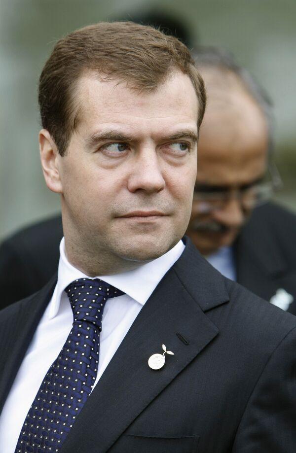 Президент России Дмитрий Медведев перед началом заседания глав государств и правительств группы восьми в расширенном формате в отеле Виндзор на острове Хоккайдо