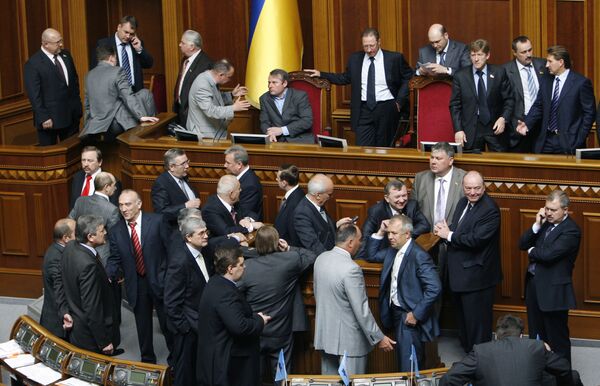 БЮТ покинул сессионный зал парламента Украины, заседание закрыто
