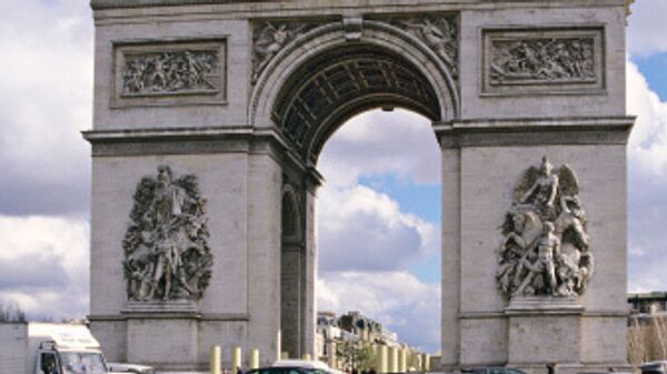 Триумфальная арка в Париже. Архивное фото 
