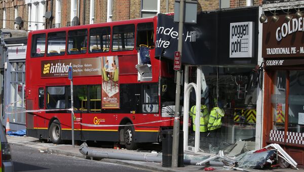 В Лондоне двухэтажный автобус врезался в магазин. 10 августа 2017