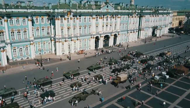 Танки на Дворцовой: бронетехнику времен ВОВ показали в Санкт-Петербурге