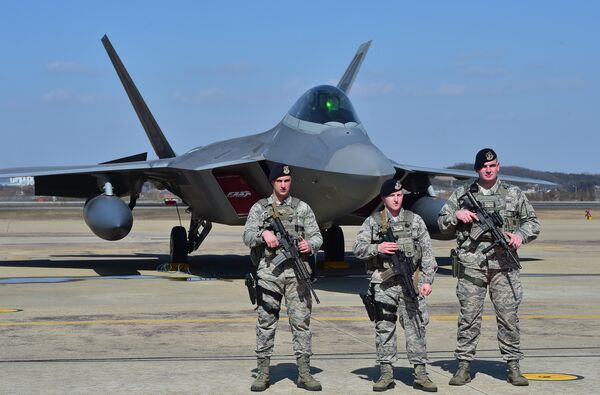 Американские военнослужащие возле истребителя F-22 на базе ВВС США Осан в Пхентхэке, Южная Корея Американские военнослужащие возле истребителя F-22 на базе ВВС США Осан в Пхентхэке, Южная Корея