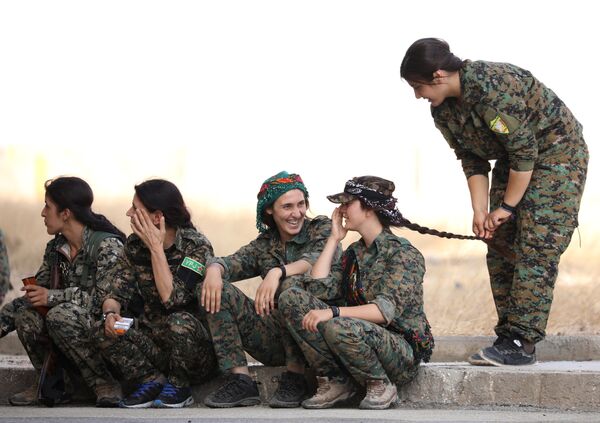 Девушки из отряда Сирийских демократических сил в городе Хасака