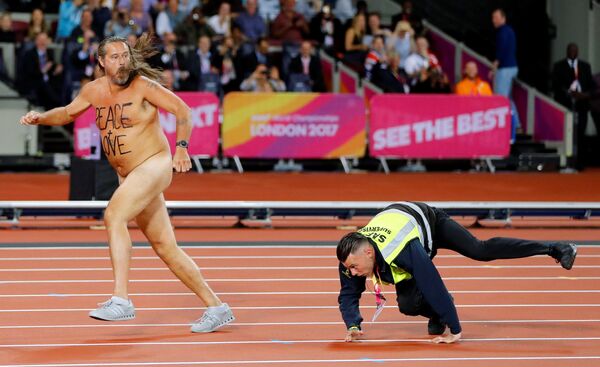 Мужчина выбежал на стадион во время чемпионата мира по легкой атлетике в Лондоне