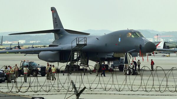 Стратегический бомбардировщик ВВС США на базе ВВС США Осан в Пхентхэке, Южная Корея