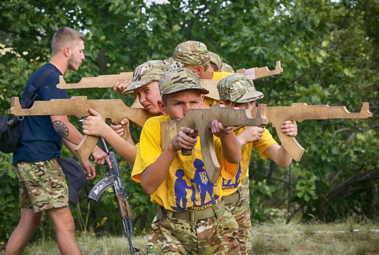 Дети в военизированном детском лагере на Украине