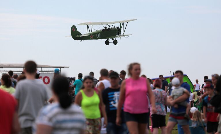 Самолет У-2 в небе во время авиашоу Взлетай, мой край родной! на аэродроме Мочище в Новосибирской области