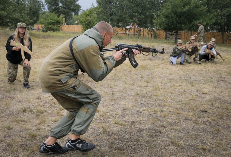 Дети в военизированном детском лагере на Украине