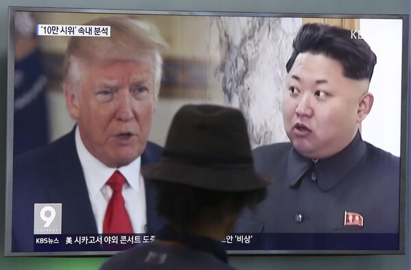 Президент США Дональд Трамп и лидер Северной Кореи Ким Чен Ын на экране телевизора. Сеул, 10 августа 2017 Президент США Дональд Трамп и лидер Северной Кореи Ким Чен Ын на экране телевизора. Сеул, 10 августа 2017