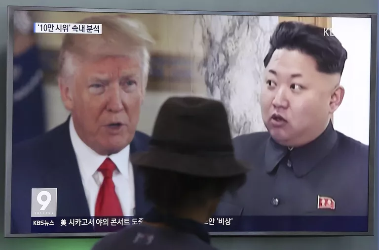 Президент США Дональд Трамп и лидер Северной Кореи Ким Чен Ын на экране телевизора. Сеул, 10 августа 2017 Президент США Дональд Трамп и лидер Северной Кореи Ким Чен Ын на экране телевизора. Сеул, 10 августа 2017