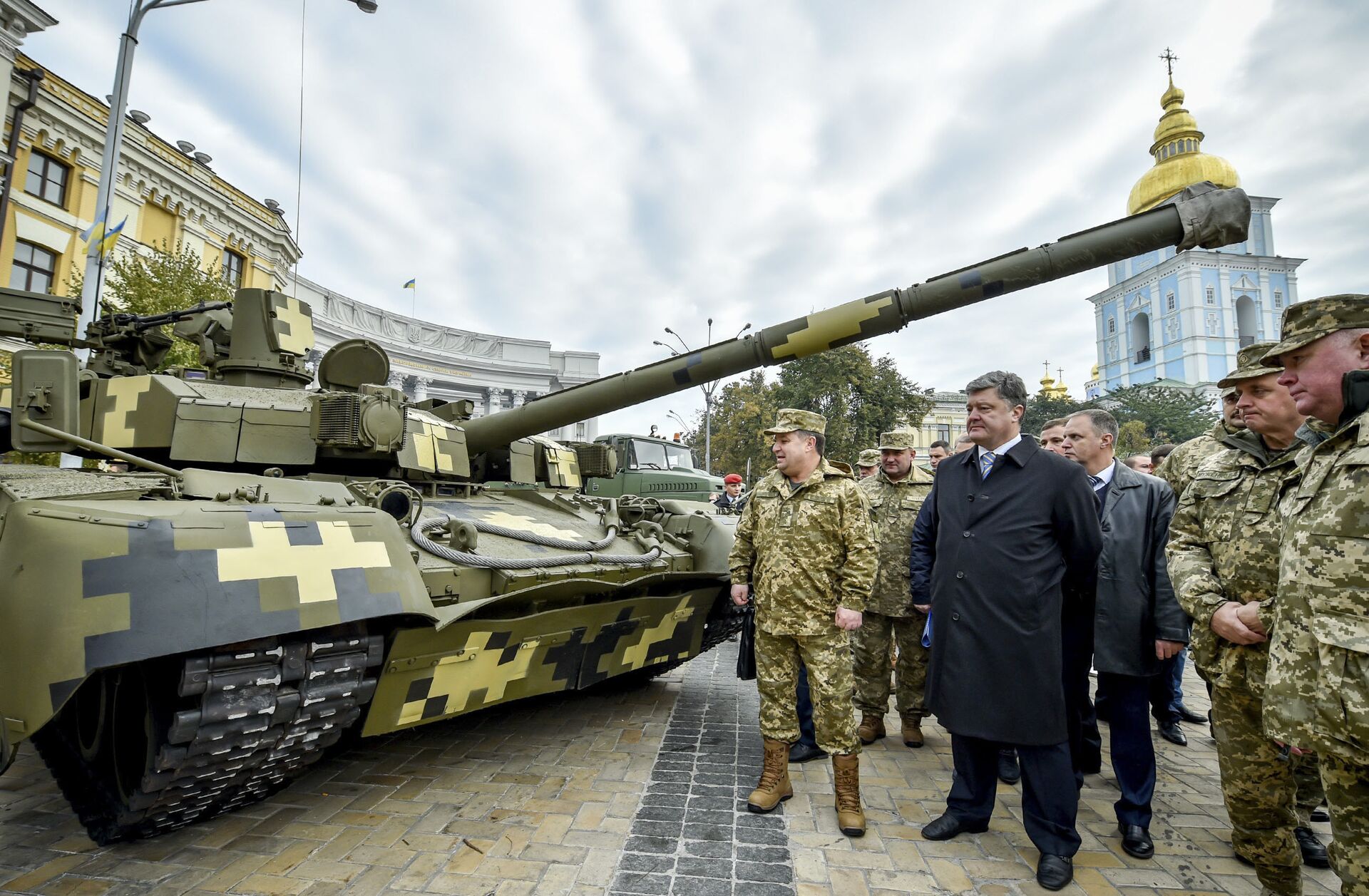 Президент Украины Петр Порошенко и министр обороны Степан Полторак смотрят на танк Оплот во время открытия выставки Сила непобедимого в Киеве - РИА Новости, 1920, 11.12.2020