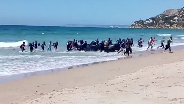 Мигранты на пляже в Кадисе на юге Испании. Архивное фото
