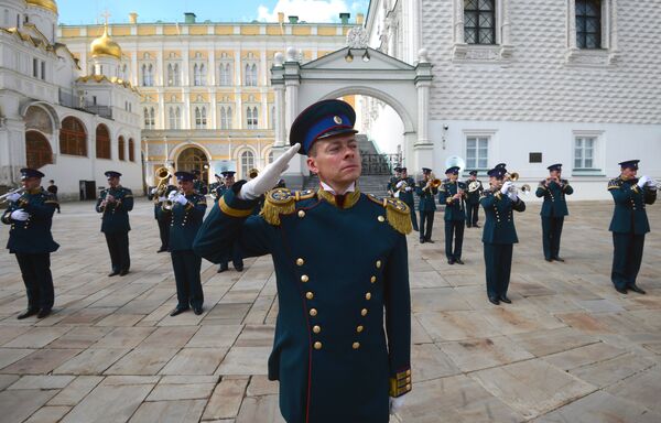 Дирижер Президентского оркестра Евгений Никитин во время развода конного караула, в рамках подготовки к фестивалю Спасская башня Дирижер Президентского оркестра Евгений Никитин во время развода конного караула, в рамках подготовки к фестивалю Спасская башня