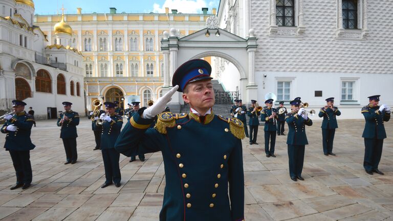 Дирижер Президентского оркестра Евгений Никитин во время развода конного караула, в рамках подготовки к фестивалю Спасская башня