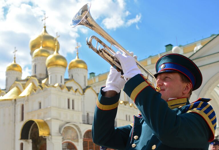 Военнослужащие Президентского полка во время развода конного караула, в рамках подготовки к фестивалю Спасская башня