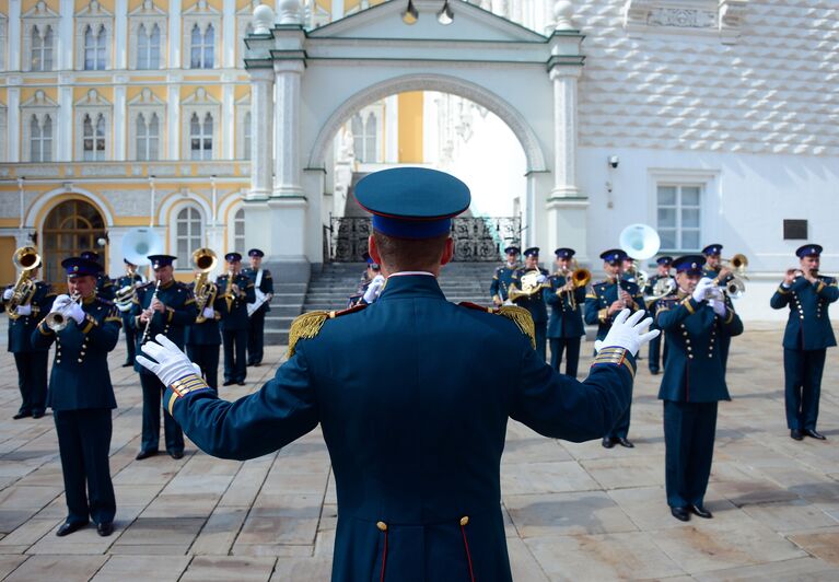 Дирижер Президентского оркестра Евгений Никитин во время развода конного караула, в рамках подготовки к фестивалю Спасская башня