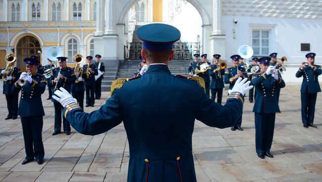 Дирижер Президентского оркестра Евгений Никитин во время развода конного караула, в рамках подготовки к фестивалю Спасская башня. Архивное фото