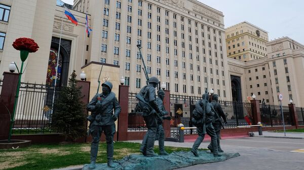 Памятник героям фильма Они сражались за Родину у здания министерства обороны РФ на Фрунзенской набережной в Москве. Архивное фото