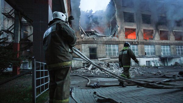 Сотрудники противопожарной службы тушат пожар на швейной фабрике в Смоленске. 10 августа 2017