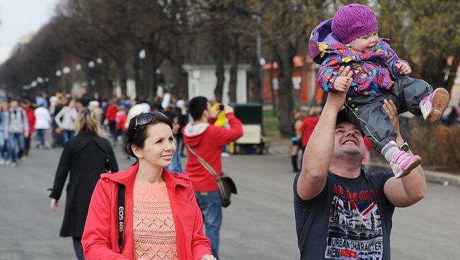 Горожане во время отдыха в парке. Архивное фото