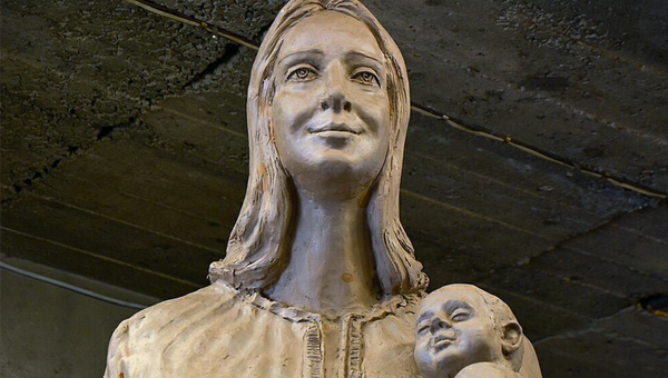 Памятник женщине-матери, изготовленный сахалинским скульптором Владимиром Чеботаревым для Сахалинской областной больницы
