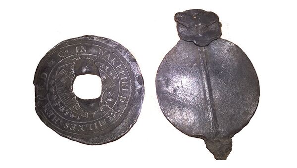 Торговая пломба из свинеца, найденная при работах в Зарядье. Англия. XVIII век. 11 августа 2017