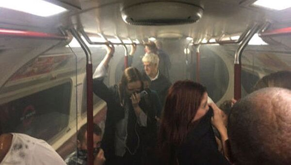 Задымление в вагоне метро на станции Оксфорд-серкс в Лондоне, Великобритания. 11 августа 2017