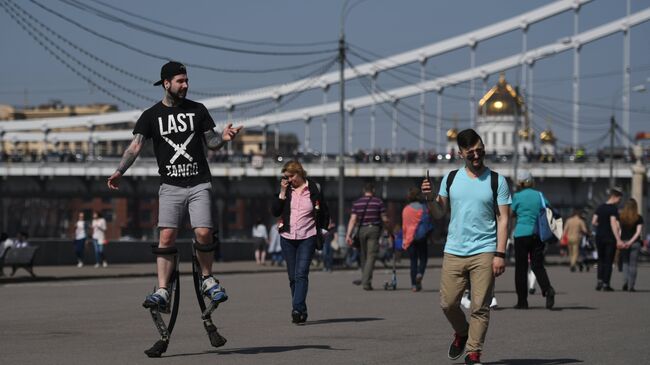 Москвичи в Центральном парке культуры и отдыха имени Горького в Москве