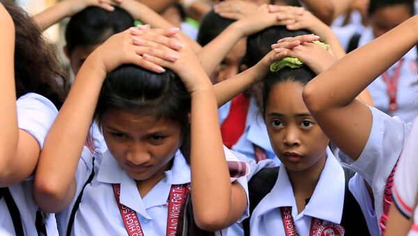 Школьники во время эвакуации после землетрясения на Филиппинах. 11 августа 2017