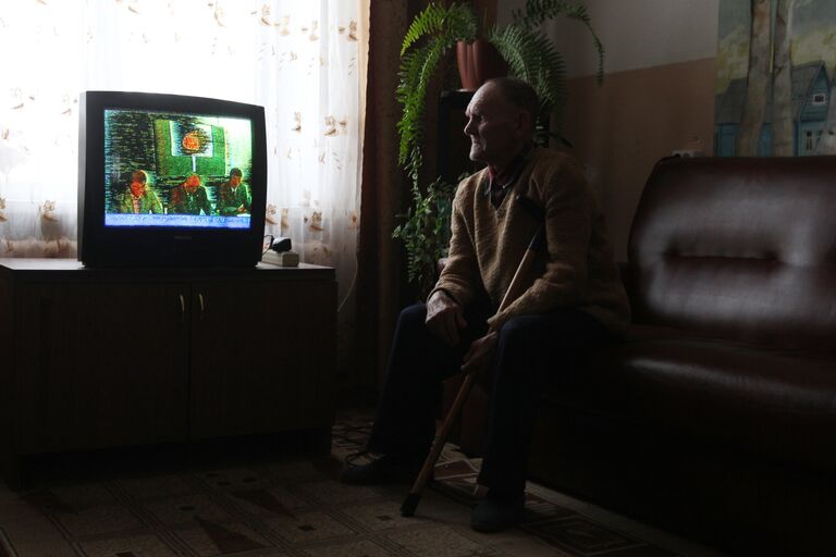 Пенсионер смотрит телевизор в Старорусском доме-интернате для престарелых и инвалидов Приильменье в деревне Буреги Новгородской области Пенсионер смотрит телевизор в Старорусском доме-интернате для престарелых и инвалидов Приильменье в деревне Буреги Новгородской области