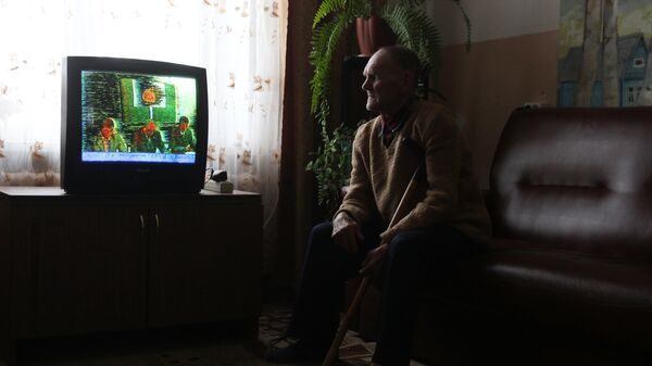 Пенсионер смотрит телевизор в Старорусском доме-интернате для престарелых и инвалидов Приильменье в деревне Буреги Новгородской области