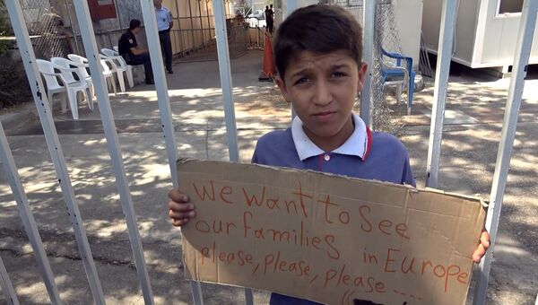 Мама Меркель, открой дверь! - сирийские беженцы на акции протеста в Афинах