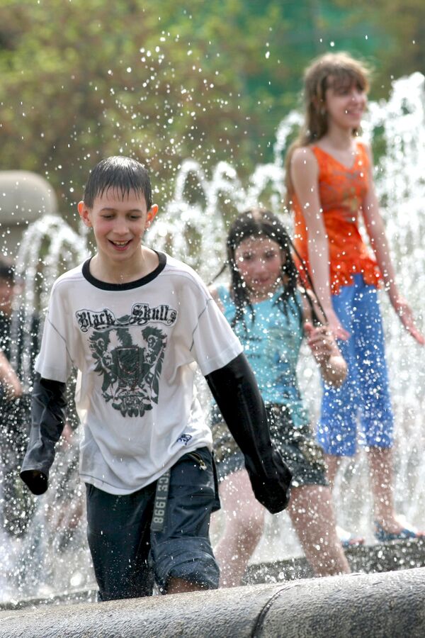 Дети у фонтана в жаркую погоду