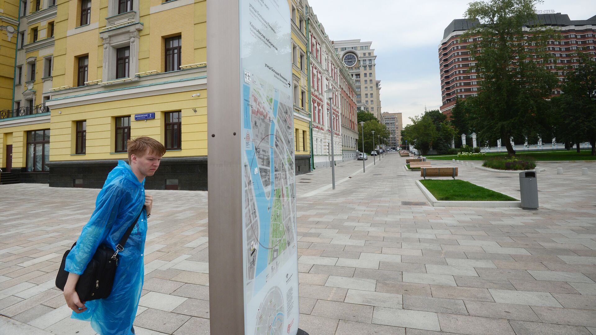 Молодой человек у информационной доски на Якиманской набережной в Москве. 11 августа 2017 - РИА Новости, 1920, 09.12.2020