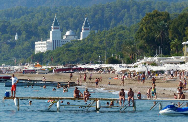 Пляж одного из курортов Антальи Пляж одного из курортов Антальи