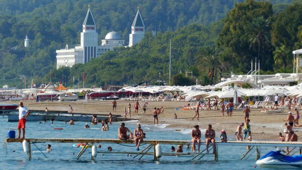 Пляж одного из курортов Антальи, Турция. Архивное фото