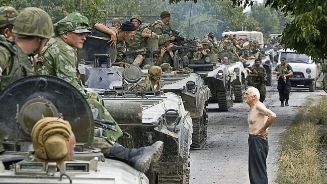 Колонна российских войск, движущихся в место временного лагеря на территории Грузии