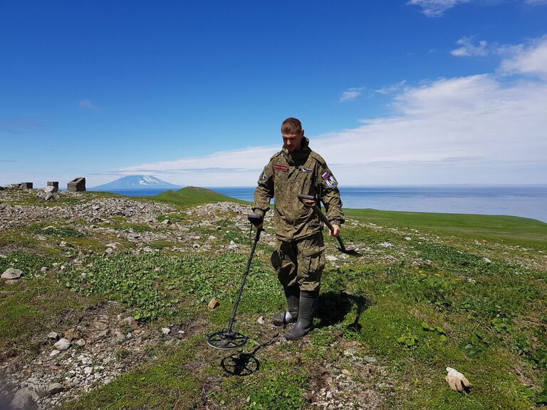 Участник поисковой экспедиции на острове Шумшу Участник поисковой экспедиции на острове Шумшу
