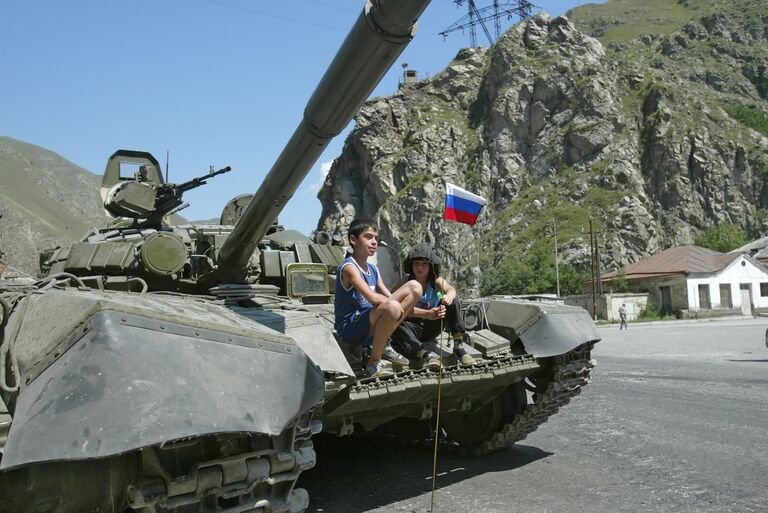 Российский танк в пригороде Цхинвали