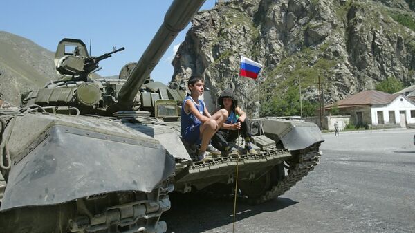 Российский танк в пригороде Цхинвали