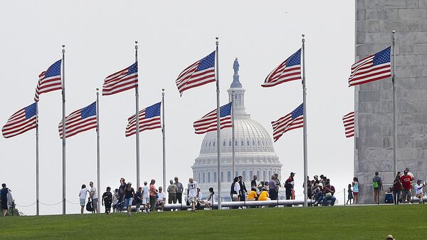 Люди возле Монумента Вашингтона в США
