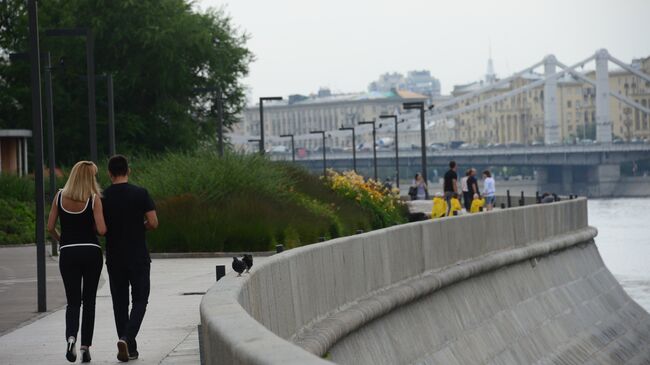 Пешеходы на Якиманской набережной в Москве