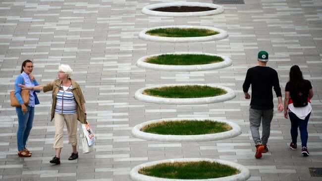 Пешеходы на Якиманской набережной в Москве